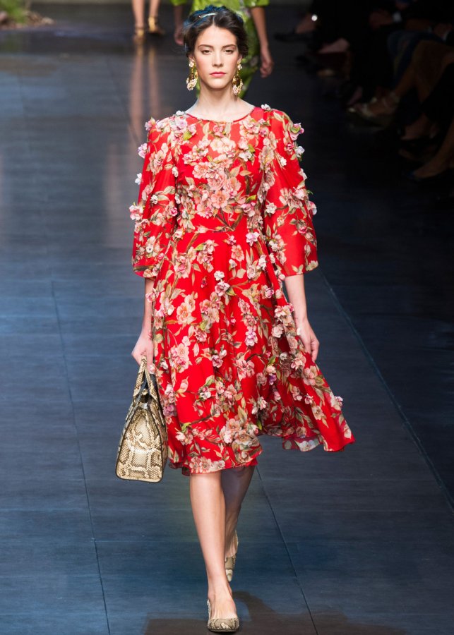 Robe à fleurs volumineuses, photo