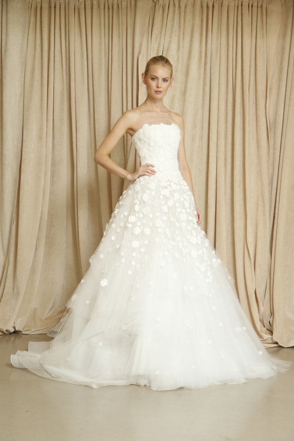 Robe avec une jupe superposée duveteuse, photo