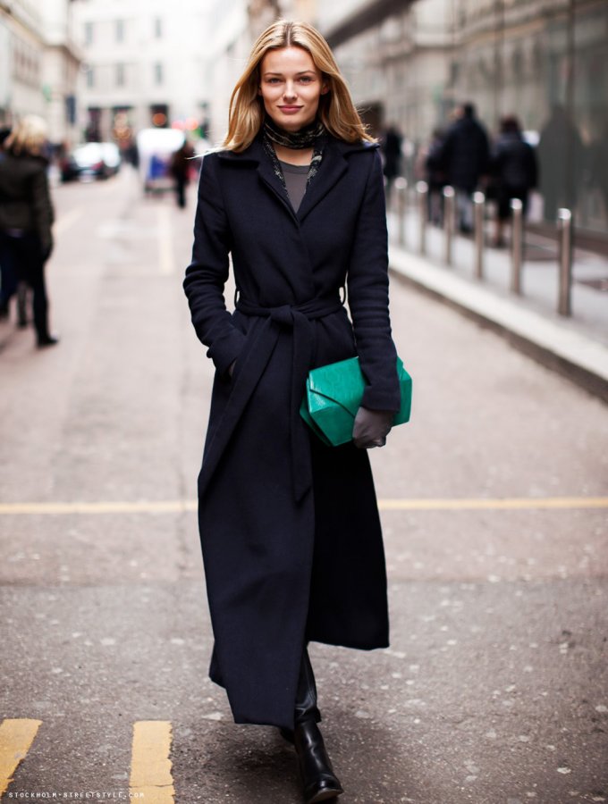 Modèle dans un manteau chaud