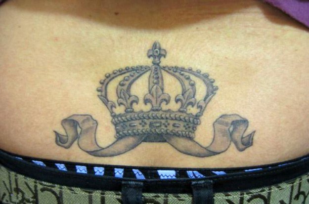 Tatouage pour les filles, couronne - photo