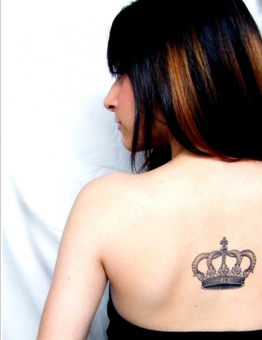 Tatouage pour les filles, couronne - photo