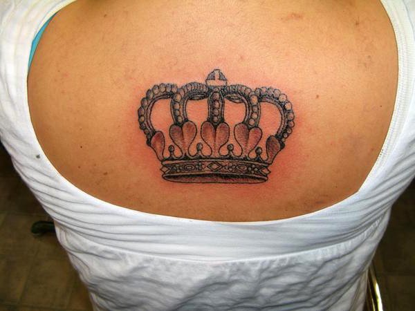 Tatouage couronne sur le corps d'une fille