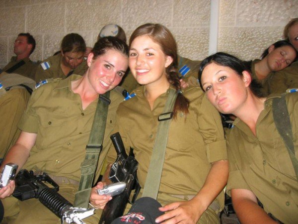 Photos de belles filles en uniforme militaire