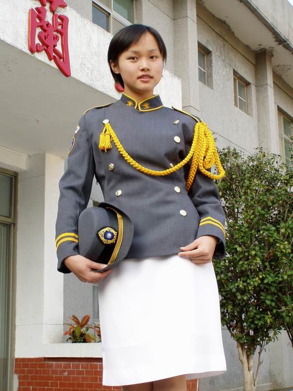 Photo d'une fille en uniforme militaire