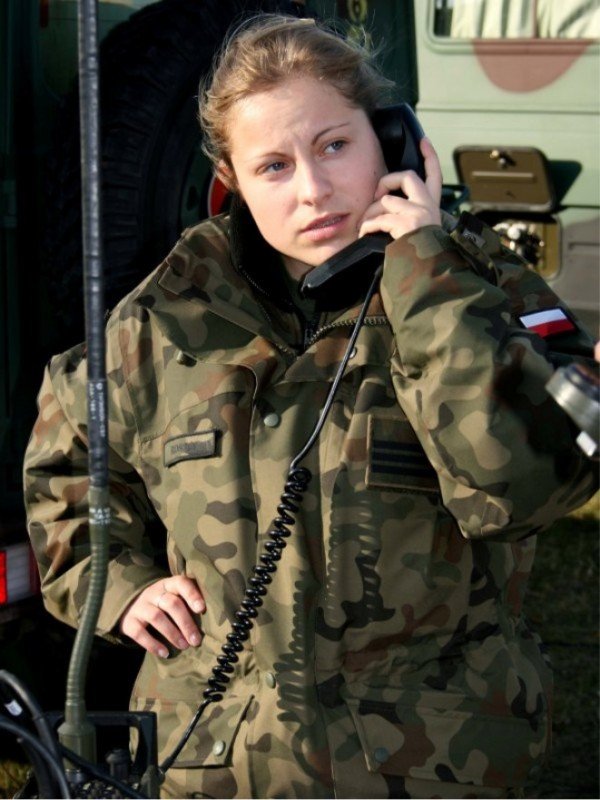 Photo d'une fille en uniforme militaire