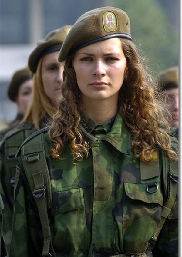 Fille en uniforme militaire servant dans l'armée
