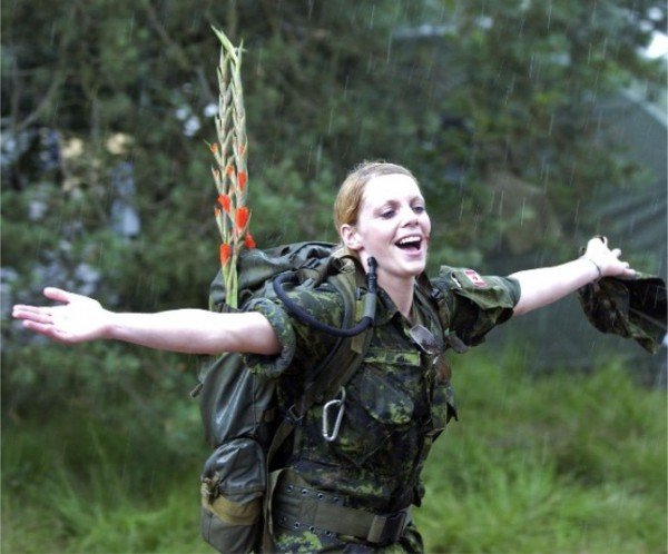 Fille en uniforme militaire servant dans l'armée