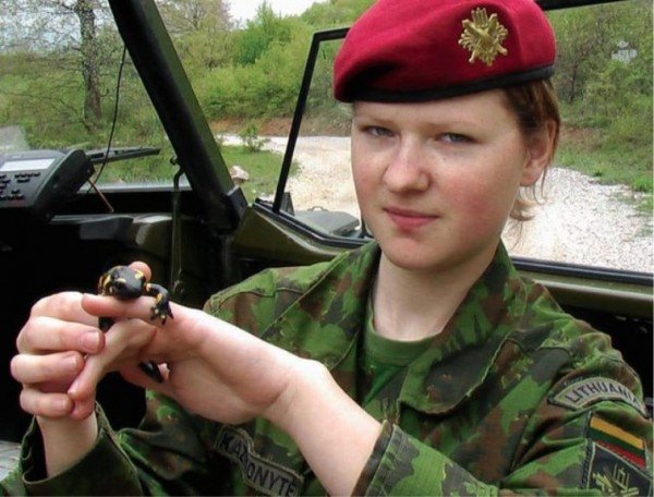 Photo d'une fille en uniforme militaire