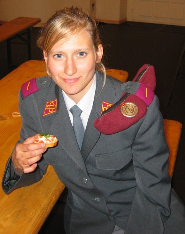 Photo d'une fille en uniforme militaire