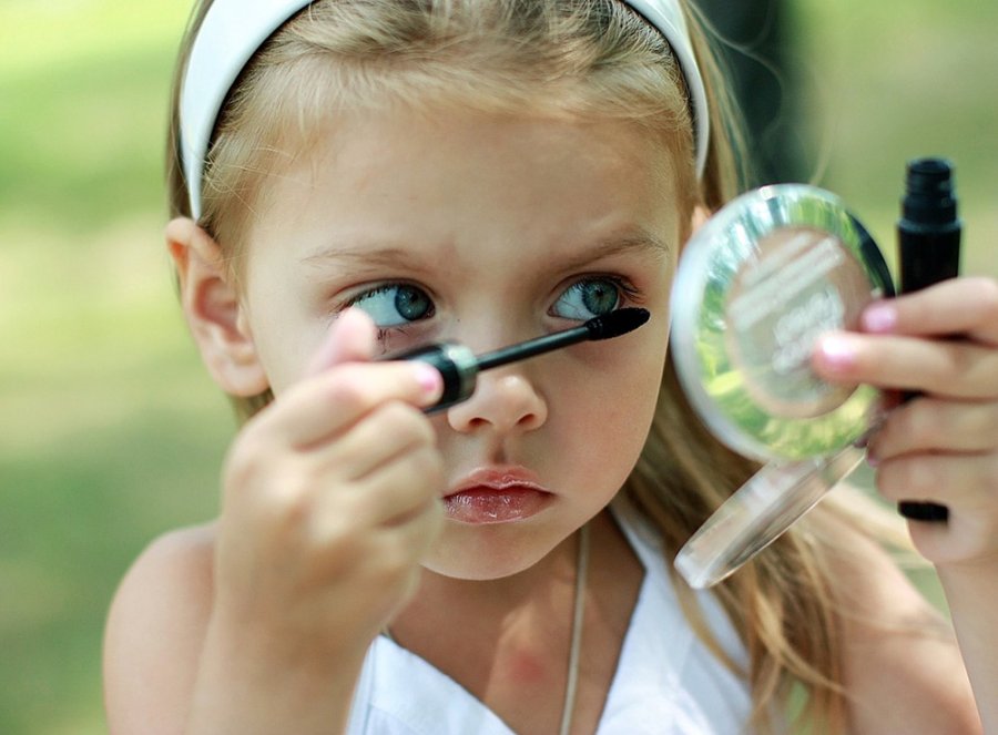 Photos de filles maquillées - cosmétiques pour les séances photo pour enfants