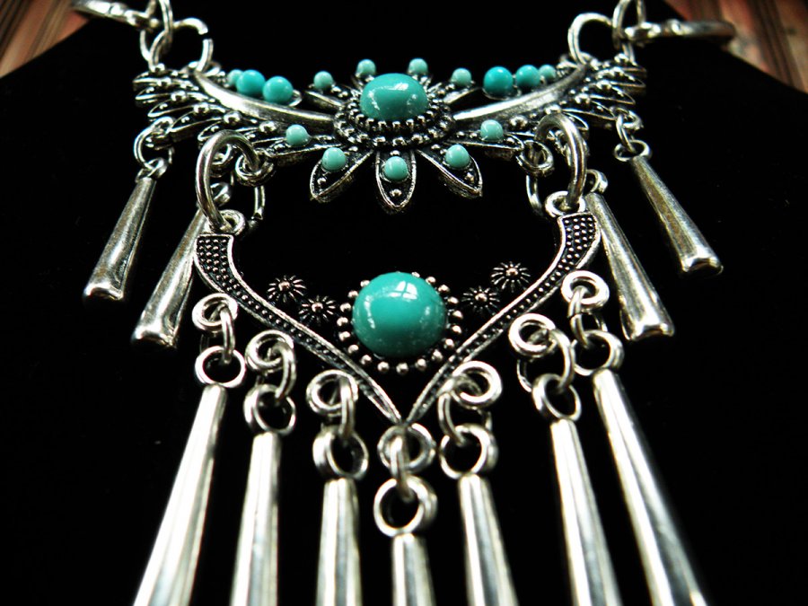 Beaux grands colliers et bijoux de mode