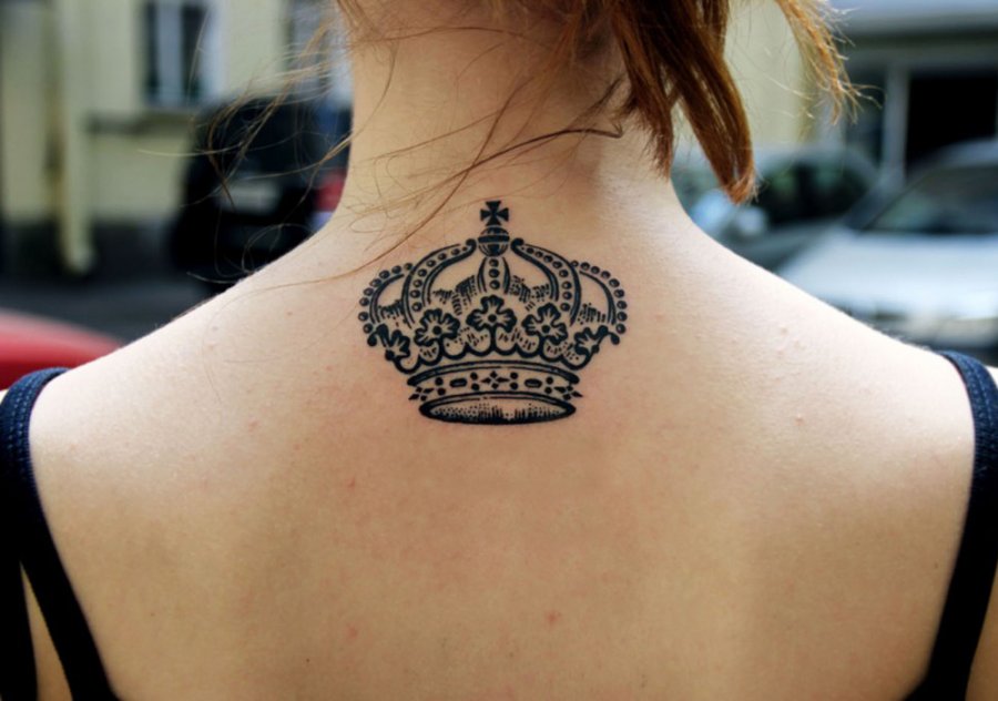 Tatouage pour les filles, couronne - photo