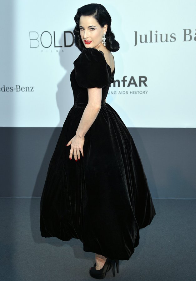 Dita Von Teese en robe noire