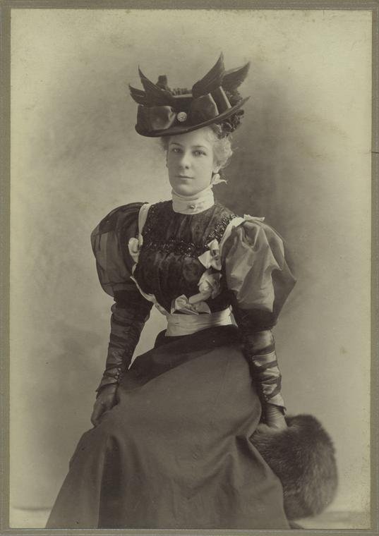 Dame avec une pochette en fourrure