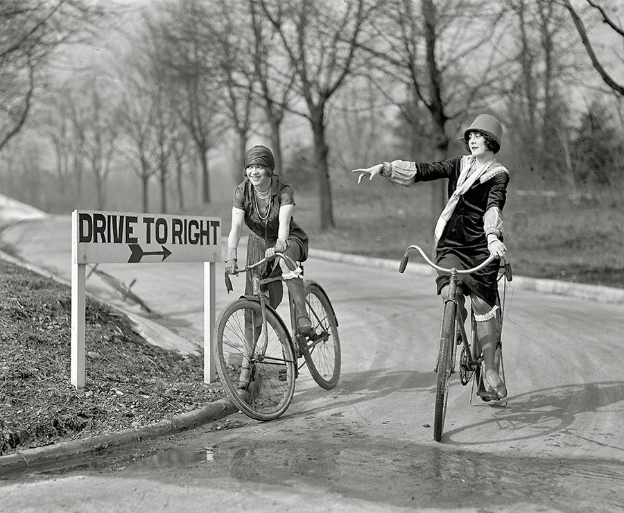 Des photos de femmes cyclistes et un peu d'histoire