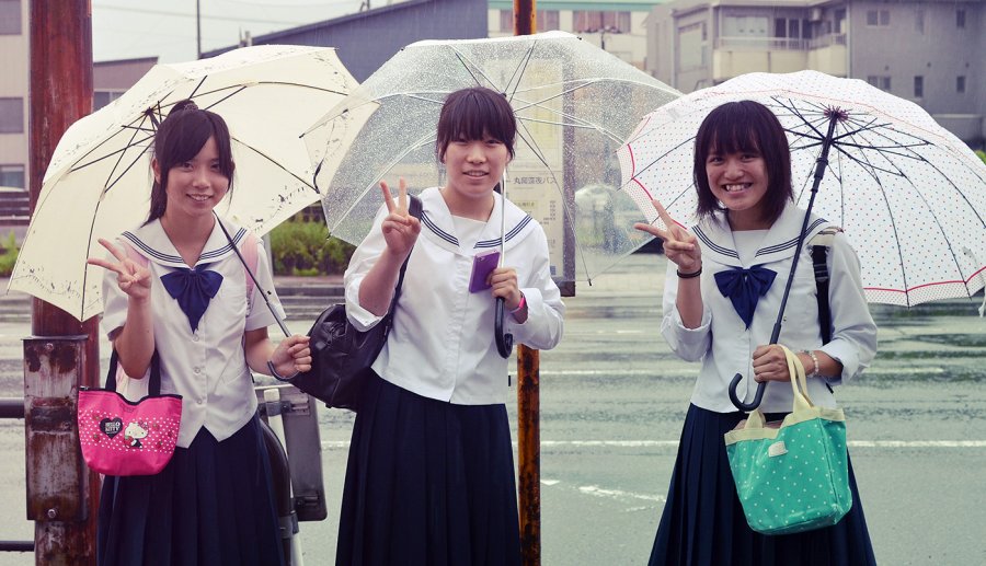 filles avec des parapluies, photo
