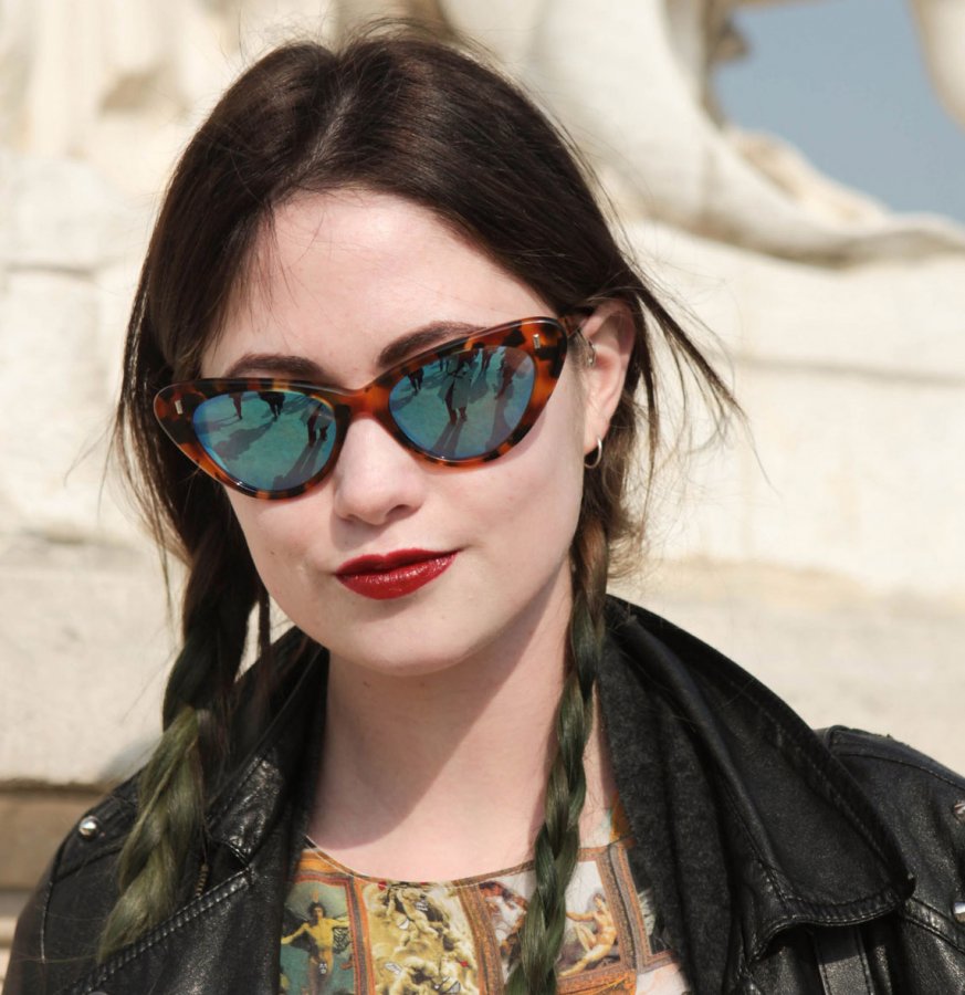 Fille avec des lunettes de soleil