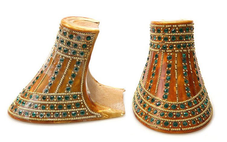 Talons décorés de strass et de perles