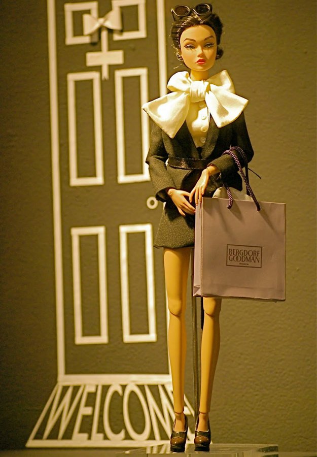 Belle poupée en vêtements de marque