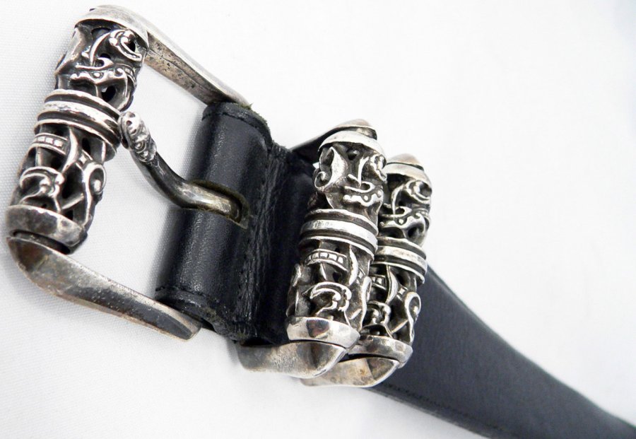 ceinture à boucle argentée