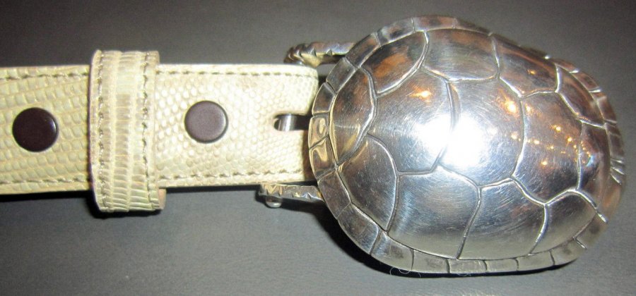 ceinture à boucle argentée