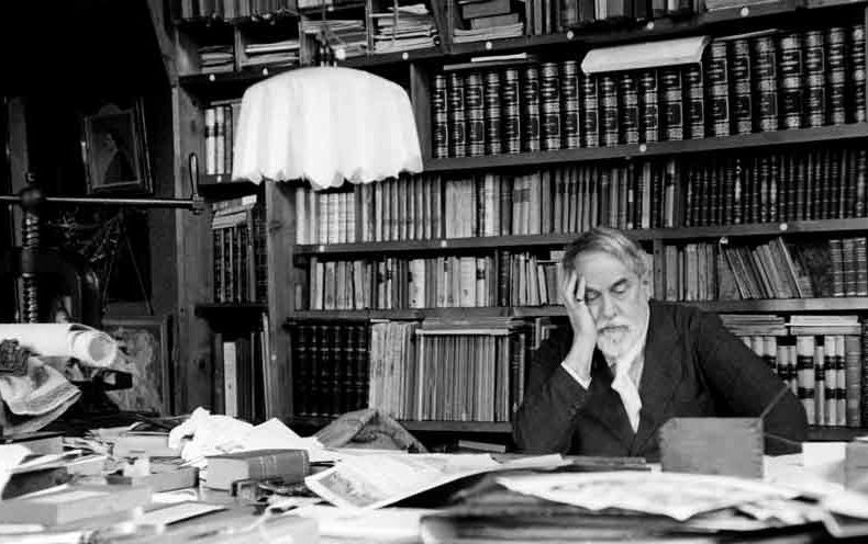 Mariano Fortuny à son bureau