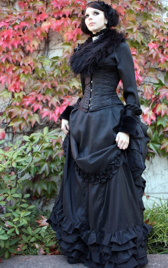 Fille gothique en robe noire