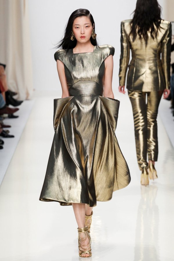 Robe bouffante dorée