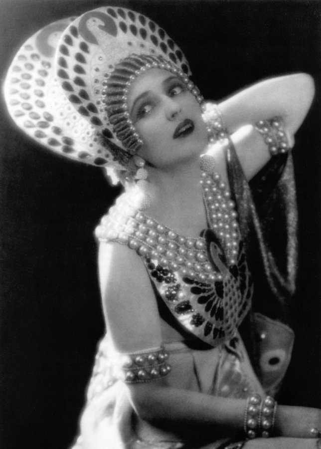 Costume de scène d'après les croquis d'Erte