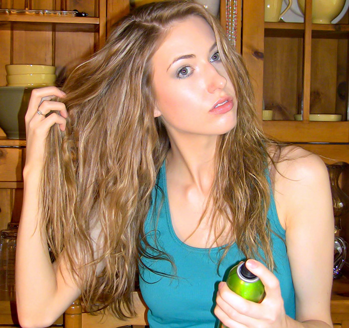 Restauration des cheveux abîmés après la mer