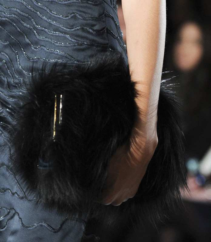 Sac en fourrure noire