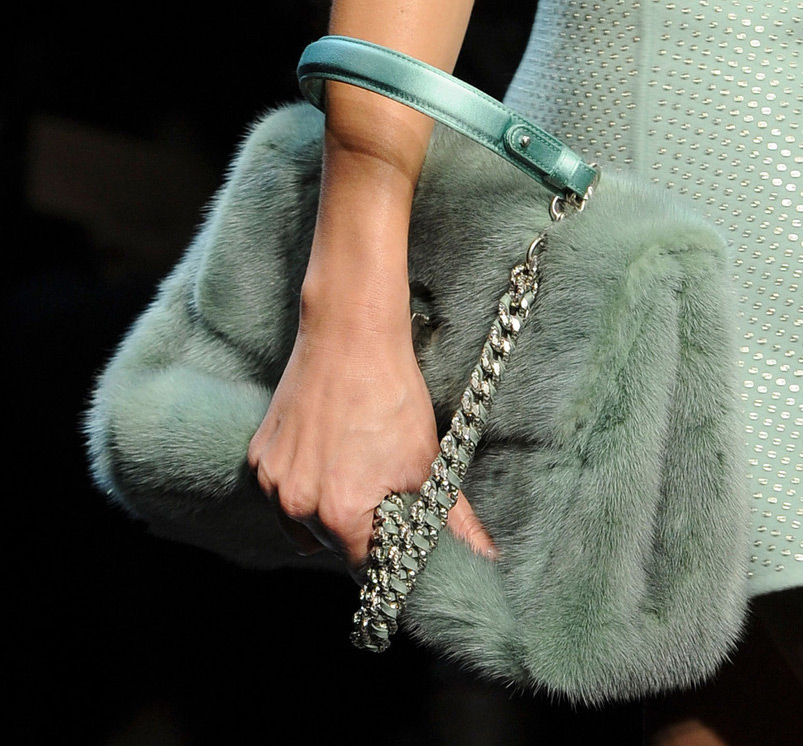 Sac en fourrure à la mode