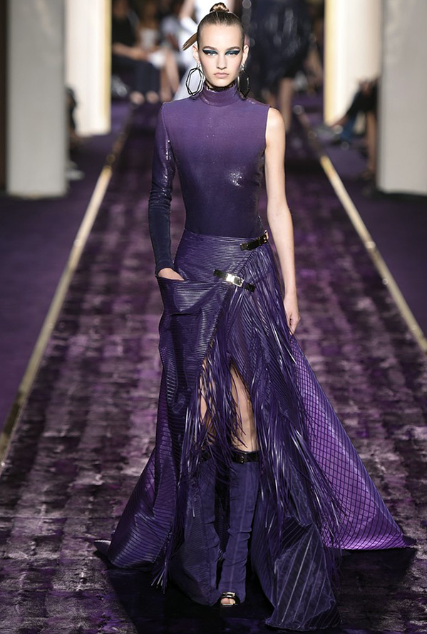 Photo d'une robe Versace violette