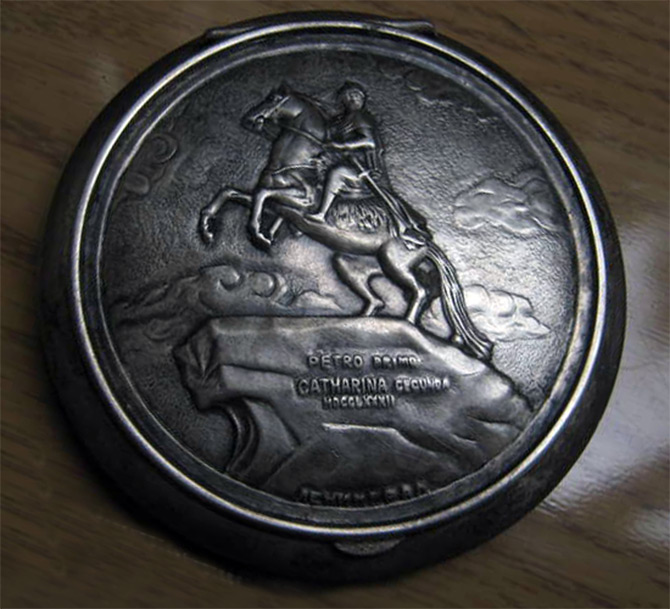 Boîte à poudre en argent