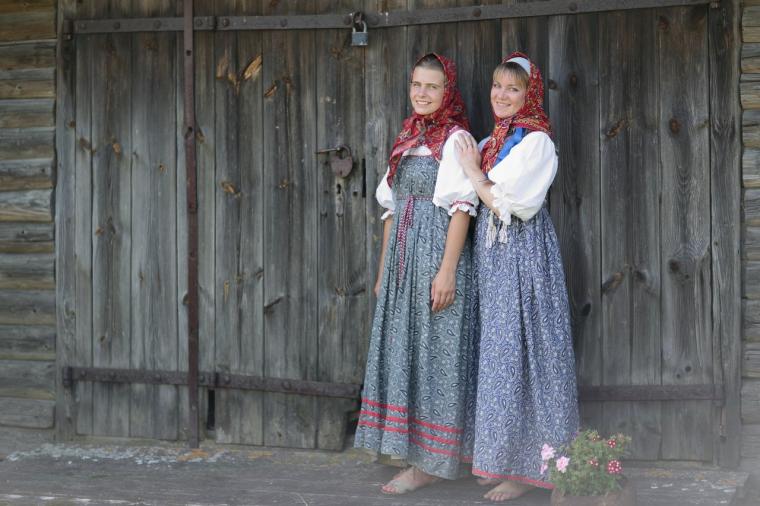 Filles russes en costume folklorique