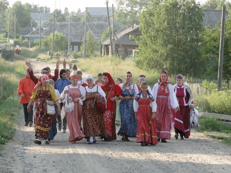 Filles russes en costume folklorique