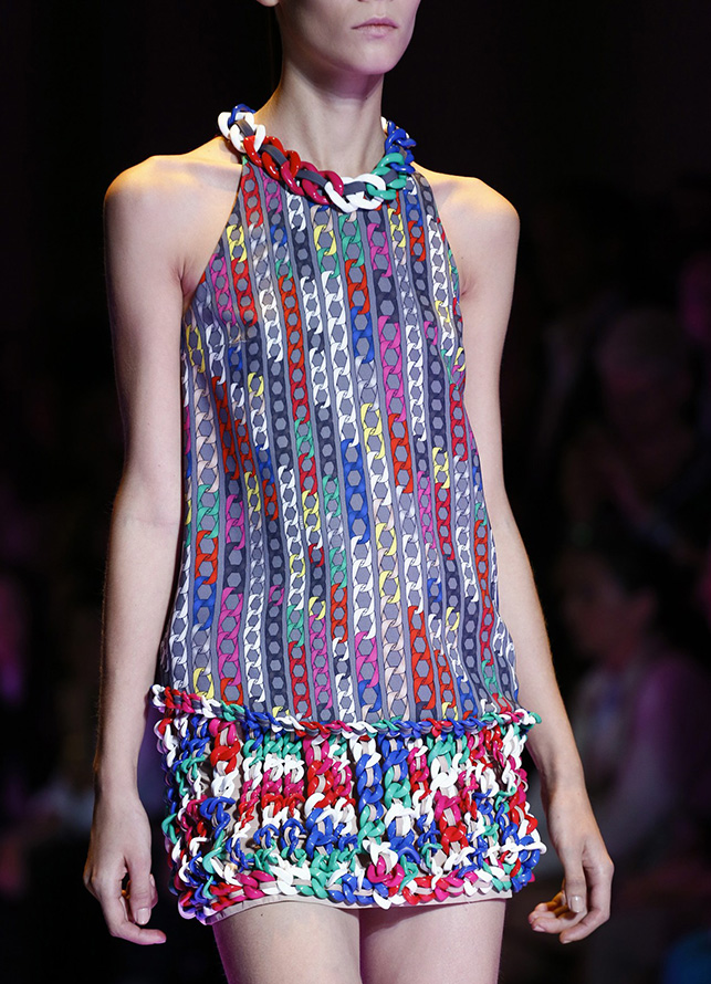 Des chaînes comme décor de vêtements et d'accessoires