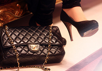 Des chaînes comme décor de vêtements et d'accessoires