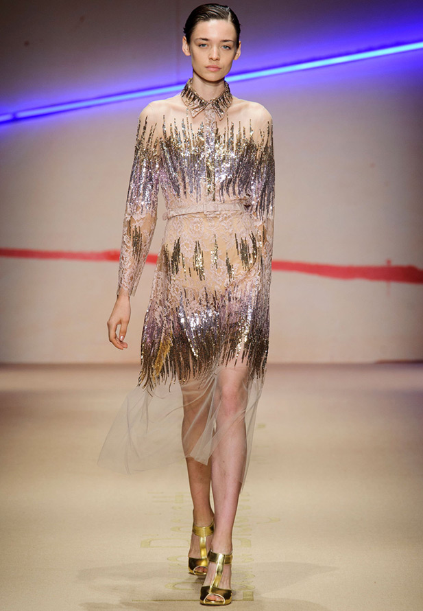 Robe avec éléments transparents