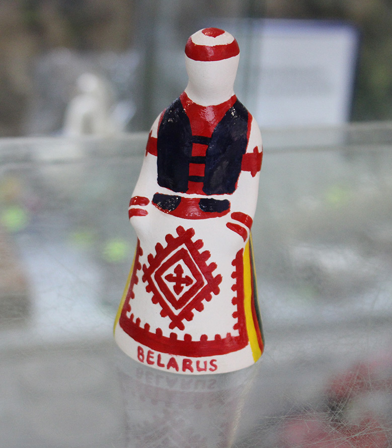 Poupée cloche d'argile