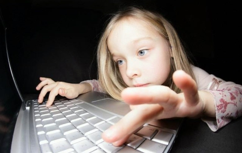 Fille sur Internet