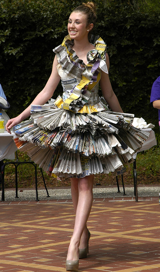 Robe en papier de journaux