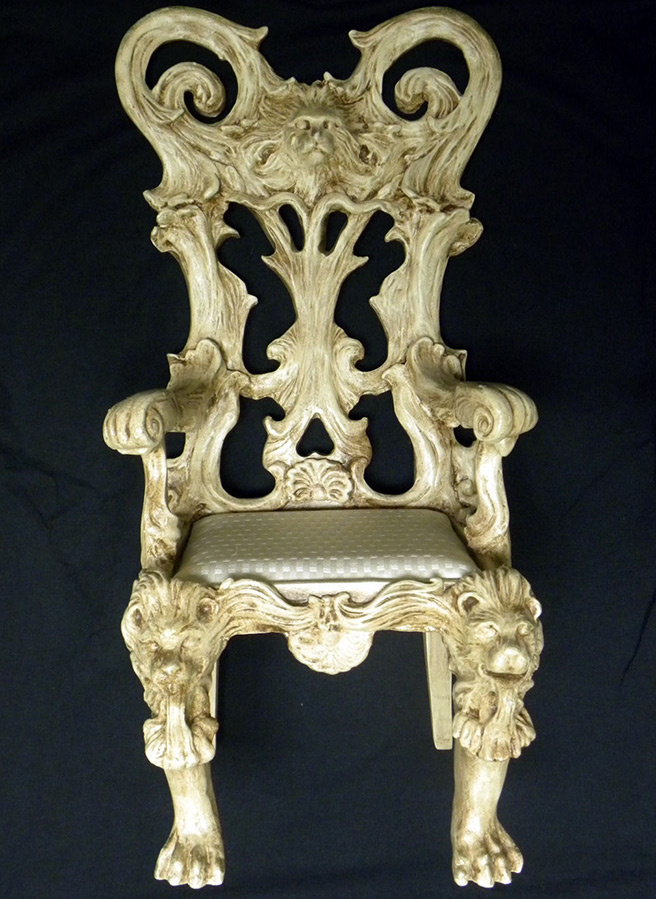 Chaise de poupée luxueuse