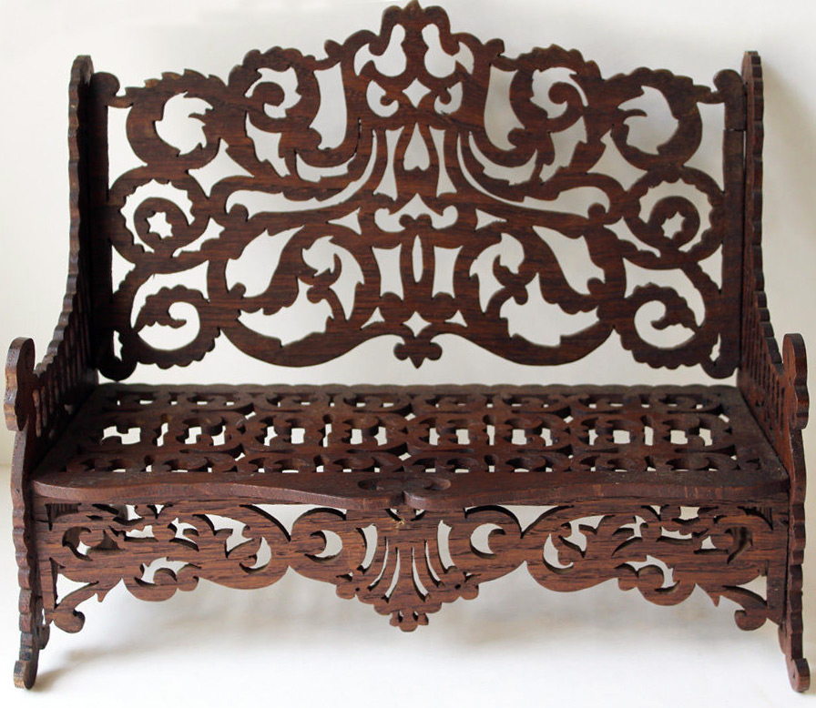 Banc sculpté pour poupée