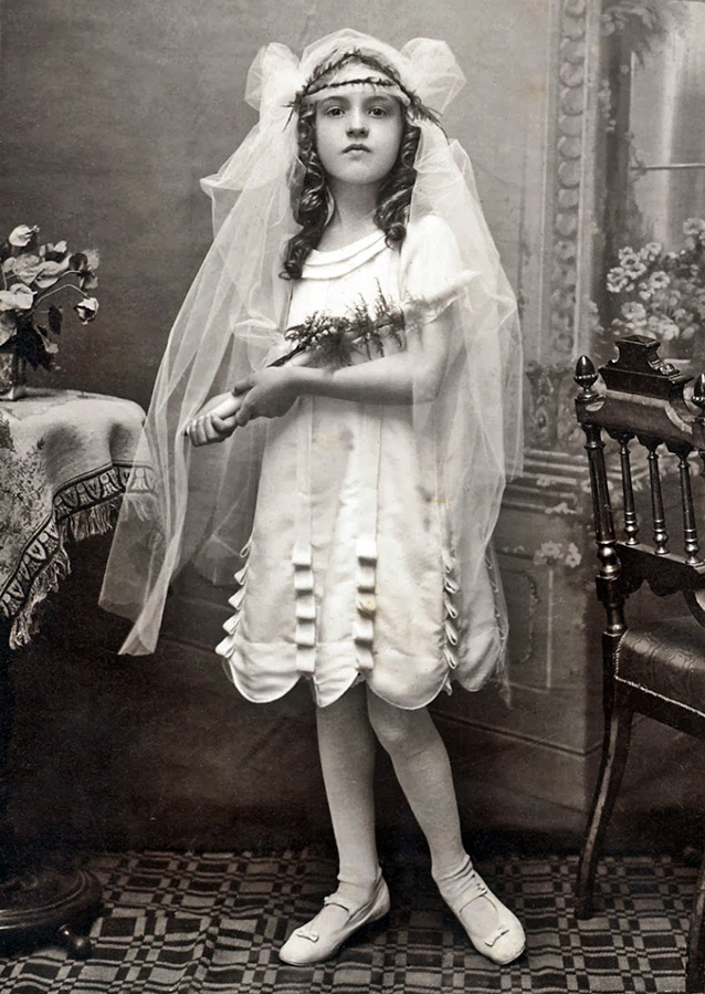 Vieille photo - une fille en robe