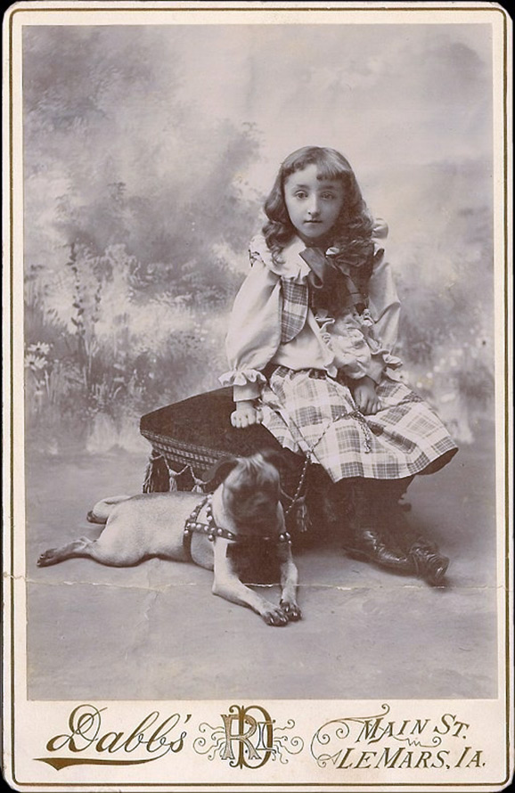 Vieille photo - une fille avec un chien