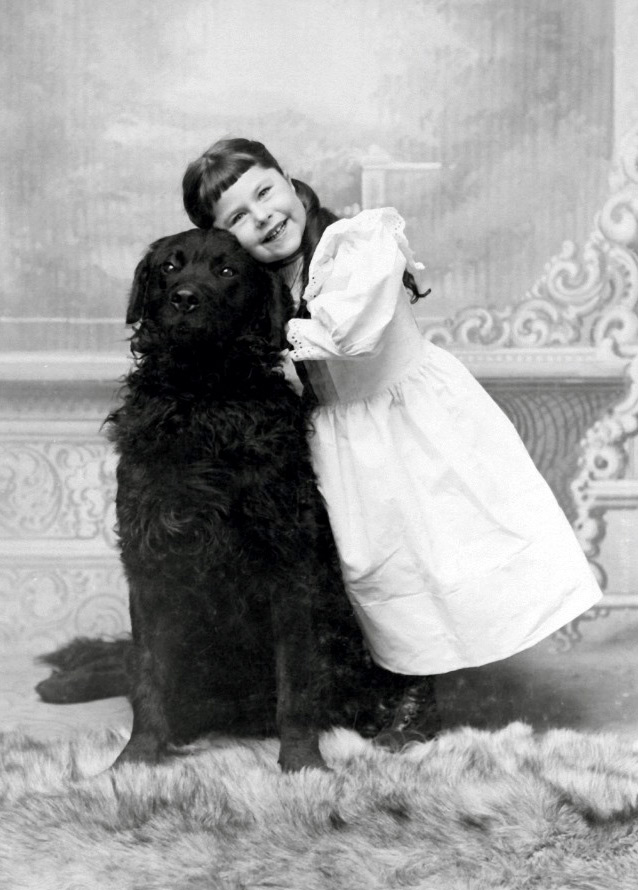 Fille avec chien - photo vintage