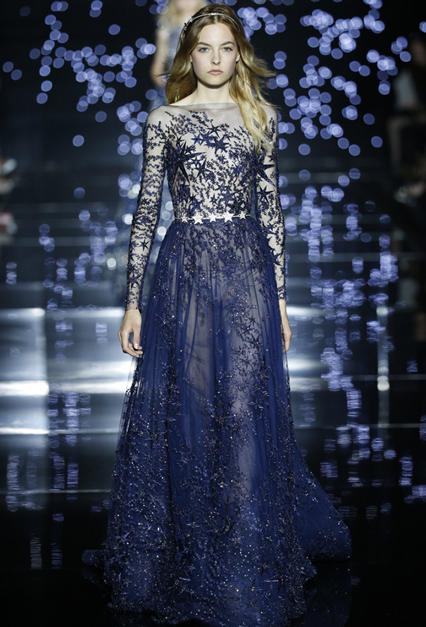 s'habille dans le style d'un conte de star