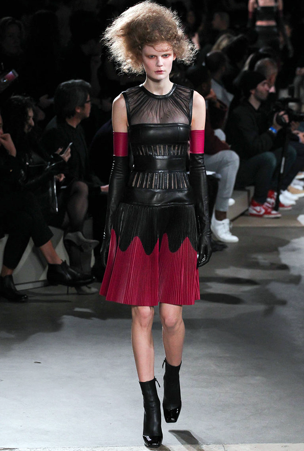 Robe avec détails en cuir