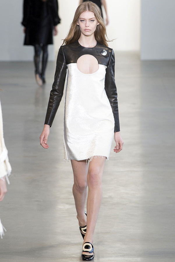 Robe avec détails en cuir